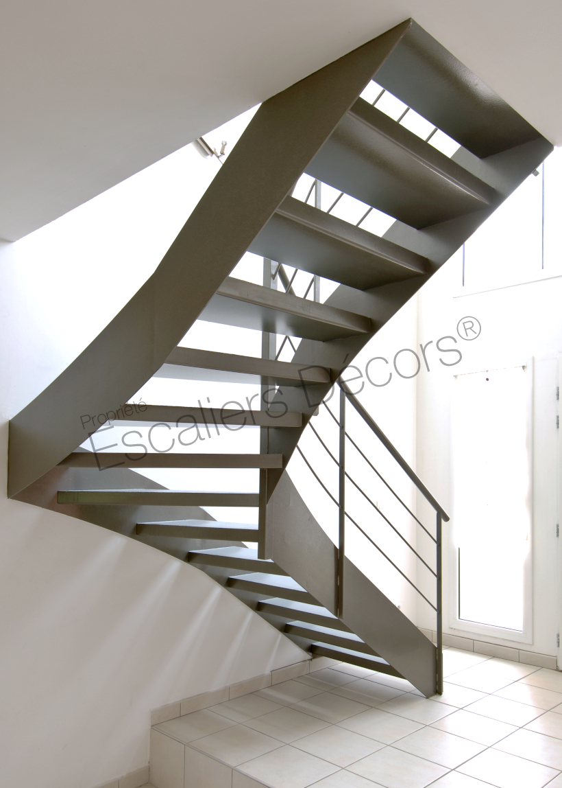 Photo DT30 - ESCA'DROIT® 1/4 Tournant Intermédiaire. Escalier intérieur design métal et béton pour une décoration contemporaine. Vue 5